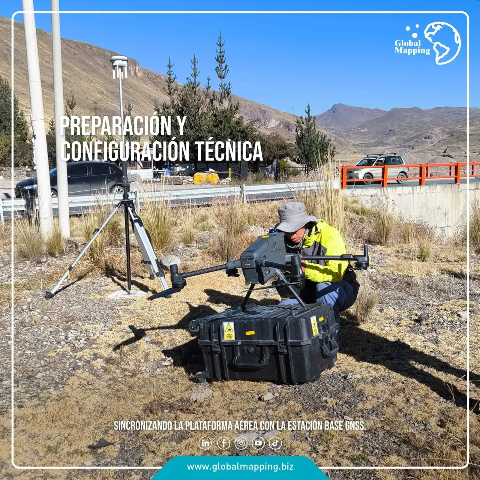 Operador de campo arrodillado junto a la maleta rígida, armando y configurando el dron multirrotor con carga útil LiDAR