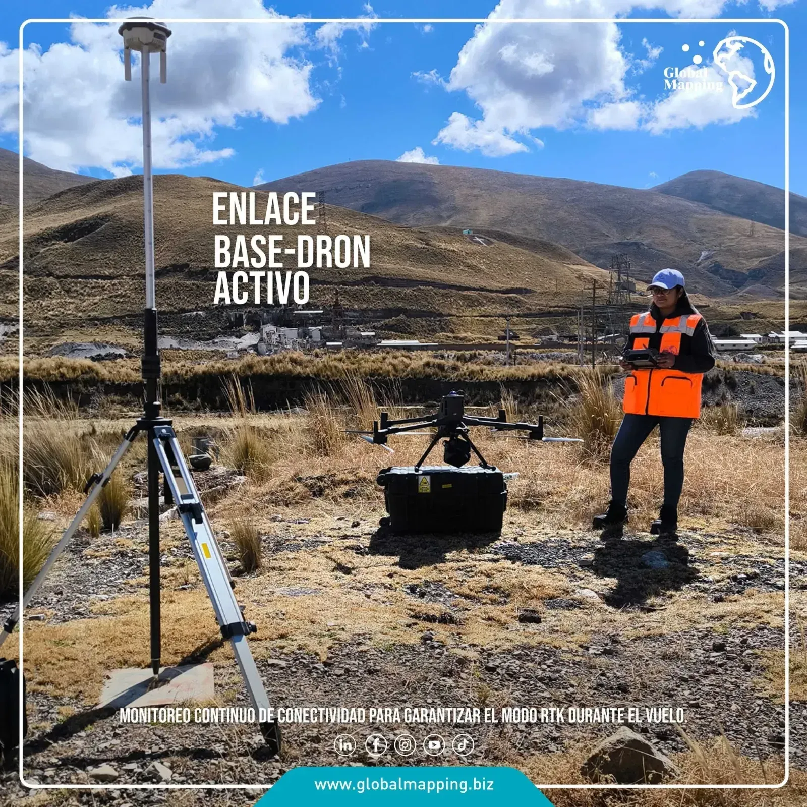 Operadora con chaleco reflectivo sosteniendo el control del dron, con la antena GNSS sobre trípode a la izquierda y el dron en tierra al centro